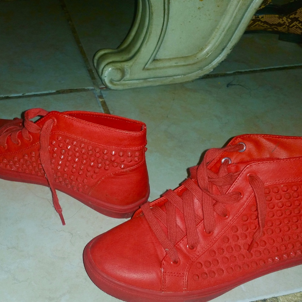 COMFY RED SNEAKERS